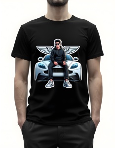 Bărbat purtând un tricou negru cu un design grafic reprezentând un tânăr în ținută neagră, așezat pe capota unui Aston Martin alb. În spate se află logo-ul cu aripi al Aston Martin, completând designul.