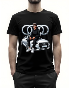 Bărbat purtând un tricou negru cu grafică imprimată, prezentând un bărbat cu ochelari de soare, îmbrăcat în negru, așezat pe capota unei mașini Audi, cu logo-ul Audi format din patru cercuri în fundal.