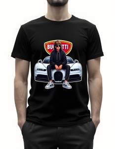 Bărbat purtând un tricou negru cu grafică imprimată, arătând un bărbat cu ochelari de soare și hanorac negru, stând pe capota unei mașini Bugatti, cu logo-ul Bugatti în fundal.
