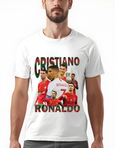 Bărbat purtând un tricou alb cu un design grafic dedicat fotbalistului Cristiano Ronaldo, ilustrându-l în diverse ipostaze în tricoul echipei naționale a Portugaliei, cu numele 'Cristiano Ronaldo' afișat într-un font mare deasupra și dedesubtul imaginilor