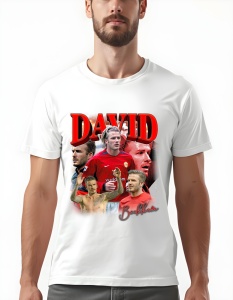 Bărbat purtând un tricou alb cu imaginea lui David Beckham, în diverse ipostaze în tricoul echipei Manchester United, cu numele David scris în roșu și numele Beckham în partea de jos în stil cursiv.