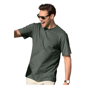 Barbat vesel si tanar cu ochelari de soare la ochi poarta un tricou barbat simplu elegant din bumbac de culoare gri ardezie