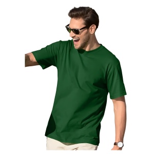 Barbat vesel si tanar cu ochelari de soare la ochi poarta un tricou barbat simplu elegant din bumbac de culoare verde sticla