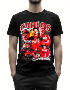 Bărbat purtând un tricou negru cu grafică imprimată, prezentând mai multe imagini ale pilotului de curse Carlos Sainz, inclusiv numele său 'Carlos Sainz' și imagini ale mașinii și căștii sale, pe un fundal roșu.