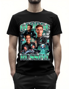 Bărbat purtând un tricou negru cu grafică imprimată, prezentând mai multe imagini ale pilotului de curse George Russell, inclusiv numărul său '63' și numele 'George Russell', pe un fundal verde.