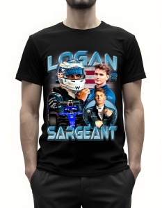 Bărbat purtând un tricou negru cu grafică imprimată, prezentând mai multe imagini ale pilotului de curse Logan Sargeant, inclusiv numărul său '2' și numele 'Logan Sargeant', cu un fundal având steagul american.