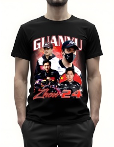 Bărbat purtând un tricou negru cu grafică imprimată, prezentând mai multe imagini ale unui pilot de curse în diferite ipostaze, cu textul 'GUANYU' și 'Zhou 24', fundal roșu și steagul Chinei.