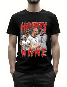 Bărbat purtând un tricou negru cu un design grafic al fotbalistului Harry Kane, reprezentat în diverse ipostaze în tricoul echipei naționale a Angliei, cu textul 'Harry Kane' scris într-un font roșu stilizat deasupra și dedesubtul imaginii.