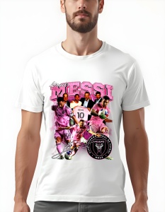 Bărbat purtând un tricou alb cu un design grafic al lui Lionel Messi în echipamentul roz al echipei Inter Miami CF. Numele 'MESSI' este scris mare în partea de sus, iar imaginea prezintă mai multe ipostaze ale fotbalistului pe teren, purtând tricoul cu nu