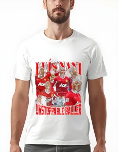 Bărbat purtând un tricou alb cu imprimare grafică a fotbalistului Luis Nani în mai multe ipostaze, purtând echipamentul echipei Manchester United, cu textul 'Luis Nani Unstoppable Baller'.