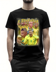Bărbat purtând un tricou negru cu un design grafic al fotbalistului brazilian Ronaldo, supranumit 'O Fenômeno', reprezentat în diverse momente iconice pe teren în tricoul echipei naționale a Braziliei, alături de imaginea sa cu trofeul Cupei Mondiale și t