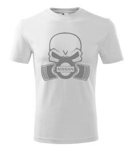 Tricou alb cu un design grafic în tonuri de gri, reprezentând un craniu stilizat cu pistoane și o mască ce include logo-ul Nissan