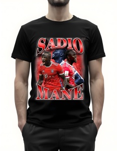 Bărbat purtând un tricou negru cu un design grafic al fotbalistului Sadio Mane, reprezentat în diferite ipostaze pe teren în tricoul echipei, cu textul 'Sadio Mane' scris deasupra și dedesubtul imaginilor, pe un fundal roșu intens.
