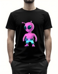 Bărbat purtând un tricou negru cu un design grafic reprezentând un extraterestru stilizat, de culoare roz, cu ochi mari negri, antene și purtând pantaloni albaștri cu o curea mov.