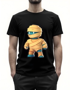 Bărbat purtând un tricou negru cu un design grafic reprezentând o mumie stilizată, înfășurată în bandaje portocalii și cu ochi verzi strălucitori.