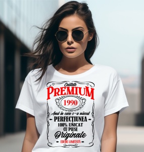 Femeie care poartă un tricou alb personalizat cu mesajul: ''Anul in care s-a nascut perfectiunea (1990), 100% unicat cu piese originale''.
