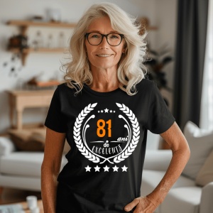 Femeie care poartă un tricou negru personalizat cu mesajul: ''81 ani de excelenta''