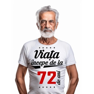 Un bărbat în vârstă, cu păr alb și barbă, purtând un tricou alb cu mesajul: „Viața începe de la 72 de ani”. Bărbatul este prezentat pe un fundal alb simplu.