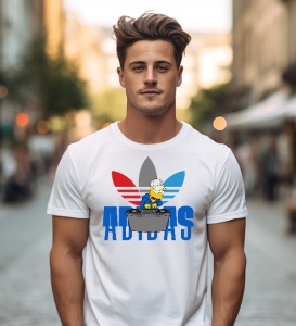 Bărbat purtând un tricou alb cu logo Adidas stilizat în culori roșu, gri și albastru, și un personaj animat mixând la o consolă, pozând pe o stradă urbană.