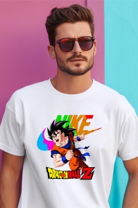 Un bărbat cu ochelari de soare, purtând un tricou alb cu design Dragon Ball Z, care îl înfățișează pe Goku și un logo Nike pe un fundal colorat, stând lângă un perete în culori vibrante de roz și albastru.