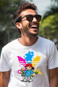 Tânăr purtând un tricou alb cu un design colorat, având un personaj cu pălărie roșie, ochelari de soare și sticle de vopsea, zâmbind.