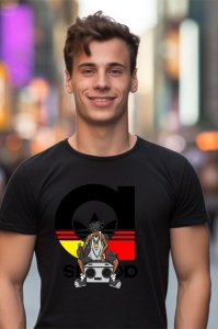 Tânăr zâmbitor purtând un tricou negru cu un design parodic, având o imagine cu un personaj inspirat de Snoop Dogg, stând cu un boombox în fața unui logo reinterpretat Adidas.
