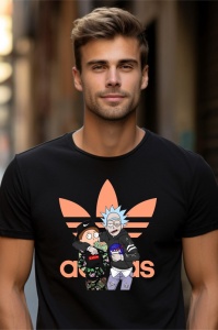 Tânăr purtând un tricou negru cu un design parodic, având o imagine cu personajele Rick și Morty îmbrăcați în stil urban în fața logo-ului Adidas în portocaliu.