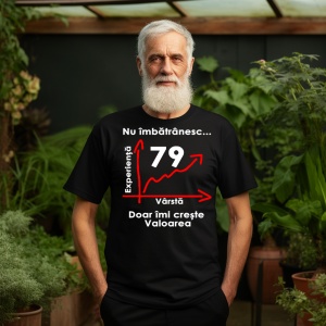 Un bărbat în vârstă, cu barbă albă, purtând un tricou negru cu mesajul: „Nu îmbătrânesc... Doar îmi crește valoarea” și un grafic care indică vârsta de 79 de ani pe axa vârstei și experienței. Bărbatul se află într-un cadru exterior, înconjurat de vegetaț
