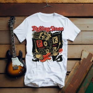 Tricou alb așezat pe un fundal din lemn, alături de o chitară electrică clasică. Tricoul este decorat cu un design vibrant „Rolling Stone” și textul „Rock & Roll”, completat de ilustrații de inspirație vintage, inclusiv o chitară roșie. Acest tricou evocă