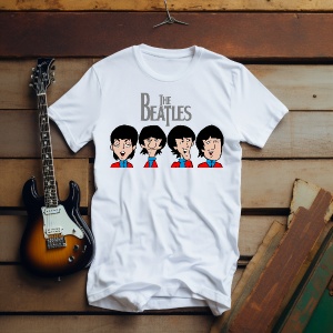 Tricou alb întins pe o suprafață din lemn, decorat cu designul trupei „The Beatles”. Tricoul conține portretele stilizate și colorate ale celor patru membri ai formației, alături de logo-ul iconic al trupei scris deasupra acestora. În stânga tricoului, es