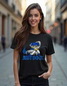 Femeie purtând un tricou negru cu un design de personaj supererou albastru și gri, alături de textul 'Just Do It' și un logo stilizat în fundal