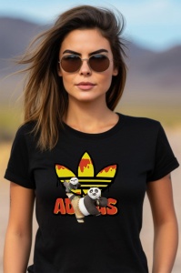 Femeie purtând un tricou negru cu un design ce combină logo-ul Adidas, stilizat în culori galben și portocaliu, și personajele din Kung Fu Panda, imprimat într-un stil vesel și colorat. Femeia poartă ochelari de soare și are părul despletit, fiind surprin