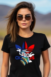 Femeie purtând ochelari de soare și un tricou negru cu un design colorat care îl arată pe Bugs Bunny, alături de un logo Adidas în culorile albastru și roșu.