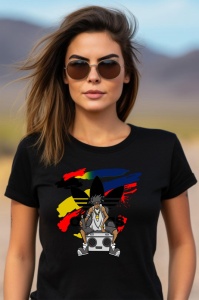 Femeie purtând ochelari de soare și un tricou negru cu un design grafic colorat, ce include un logo adidas stilizat și un personaj relaxat, așezat pe un casetofon, pe fundal abstract cu pete de culoare.