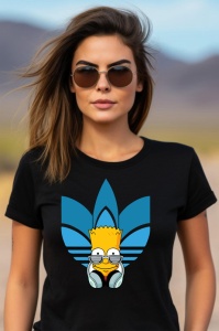 Femeie purtând ochelari de soare și un tricou negru cu un design de personaj animat cu căști, în fața unui logo stilizat Adidas de culoare albastră