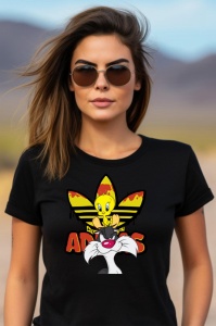 Femeie purtând ochelari de soare și un tricou negru cu un design de personaj animat galben deasupra unui logo stilizat Adidas, alături de un personaj animat alb dedesubt