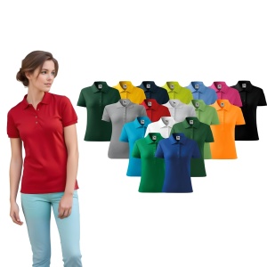 Femeie imbracata in tricou polo de culoare rosu prezentand culorile disponibile portocaliu, turcoaz, negru, alb, albastru, gri, verde, rosu