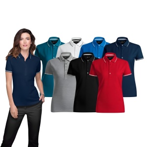 Femeie imbracata in tricou polo cu o dunga la guler de culoare albastru prezentand culorile disponibile rosu, negru, turcoaz, gri