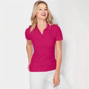 Femeie zambitoare si bucuraosa ca poarta un tricou polo dama model Tommy de culoare roz purpuriu