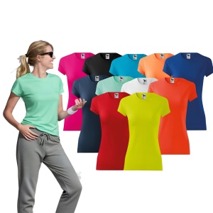 Imagine cu o femeie purtând un tricou sport de culoare verde menta, alături de o selecție de tricouri sport, disponibile în nuanțe de albastru, alb, verde, roșu, galben, portocaliu, negru și bleumarin