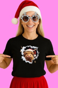 Tricou Vaca Highland Cu Fundal Alb Si Privire Haioasa Craciun, din bumbac 100% Copii | Dama | Barbat