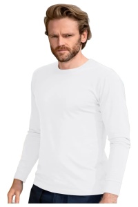Bluza Barbat alba prezentata pe un barbat chipes