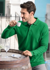 Barbat imbracat in bluza polo de culoare verde iarba