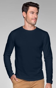 Barbat imbracat in bluza simpla confortabila de culoare albastru marin