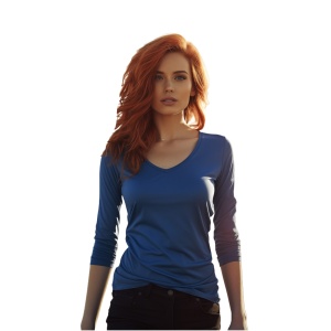 Femeie imbracata in bluza pentru femei maneca lunga guler in V de culoare albastru azuriu