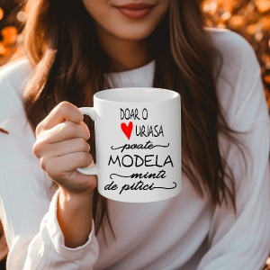 Cana personalizata cu textul Doar o inima uriasa poate modela minti de pitici - Cadou pentru educatoare sau invatatoare - Img 3