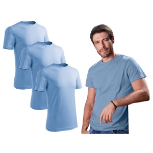 Barbat imbracat in tricou de culoare albastru deschis prezentand setul de 3 tricouri