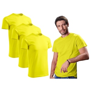 Barbat imbracat in tricou de culoare galben lamaie prezentand setul de 3 tricouri
