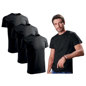 Barbat imbracat in tricou de culoare negru prezentand setul de 3 tricouri