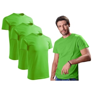 Barbat imbracat in tricou de culoare verde mar prezentand setul de 3 tricouri